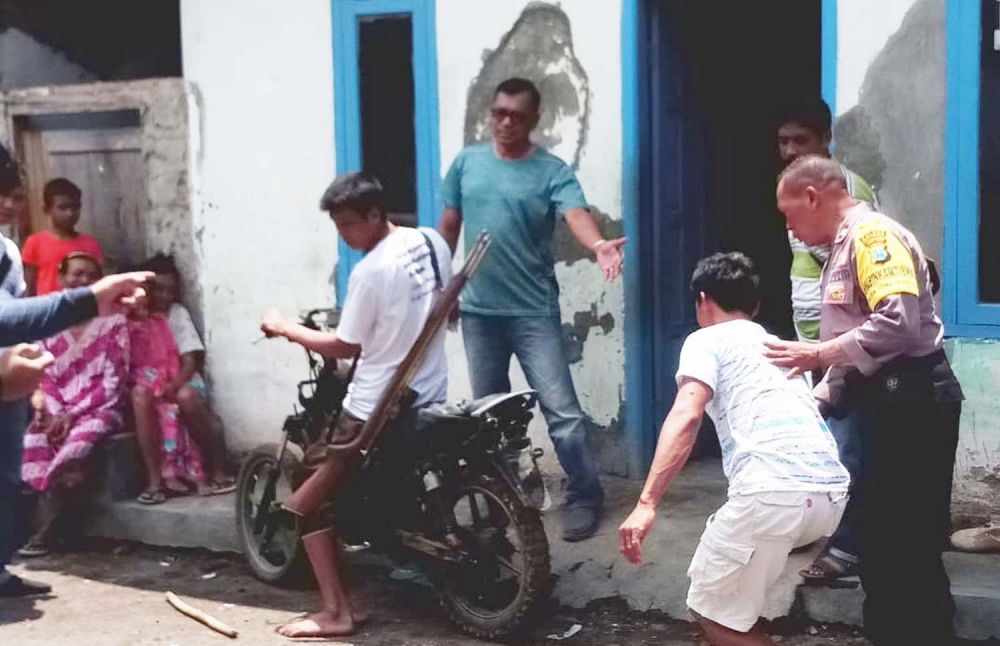 Sejumlah polisi melakukan olah TKP di lokasi kejadian