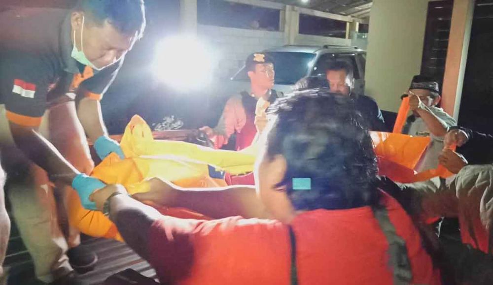 Petugas mengevakuasi jasad petani lereng Gunung Kelud Kediri yang tewas usai duel dengan tetangga