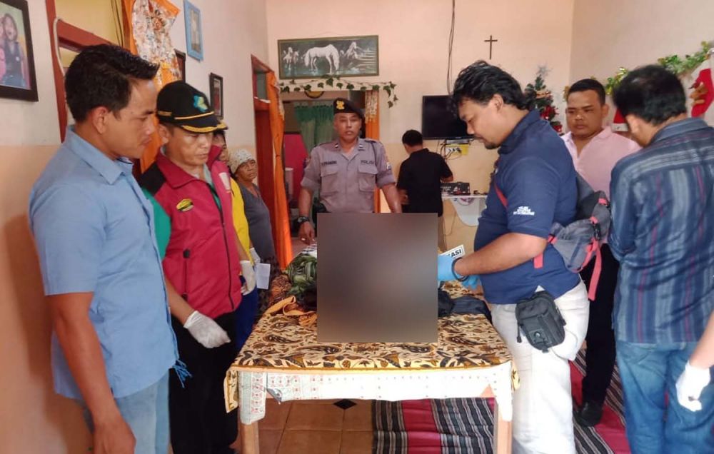 Petugas melakukan identifikasi mayat korban