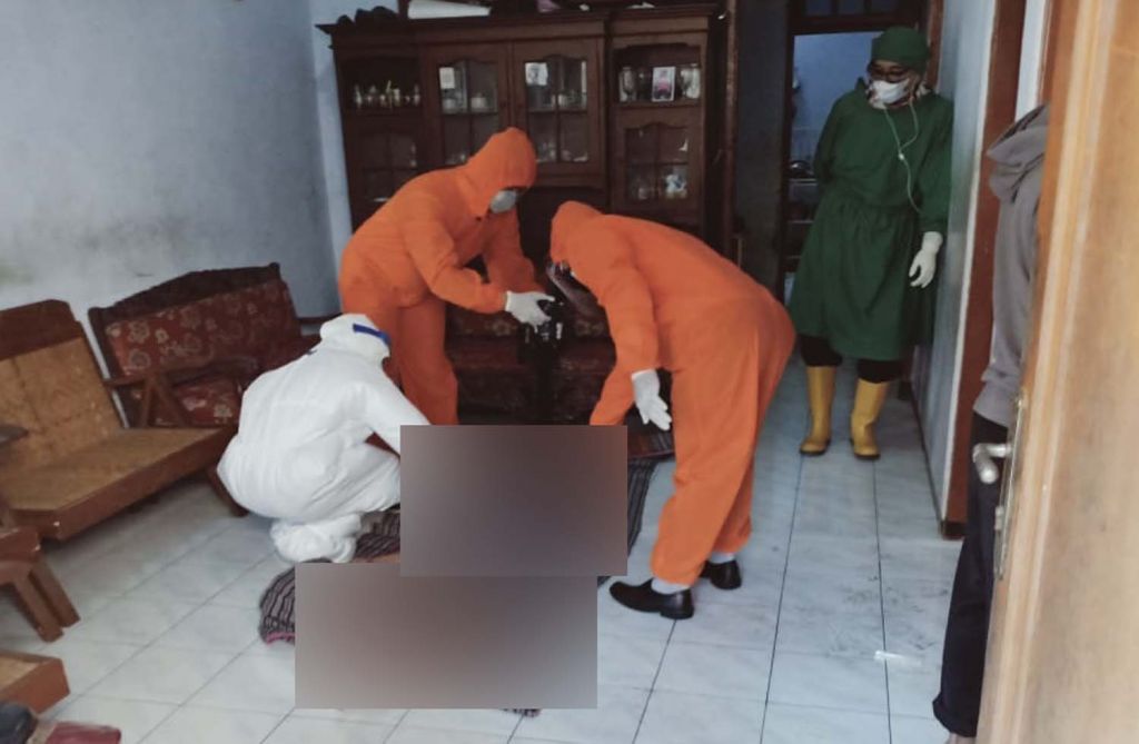Proses identifikasi jasad suami gantung diri di Ponorogo