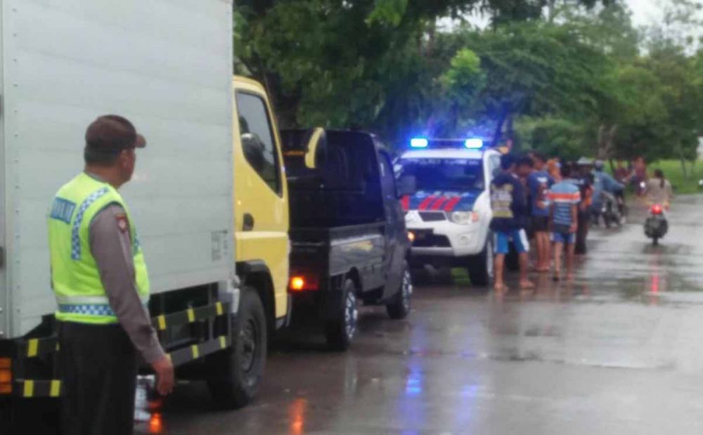 Polisi melakukan olah TKP dan identifikasi di lokasi tewasnya biker setelah tabrak pohon di Ngawi