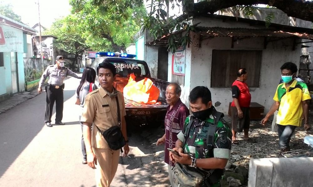 Petugas mengevakuasi jasad korban ke RSUD Jombang