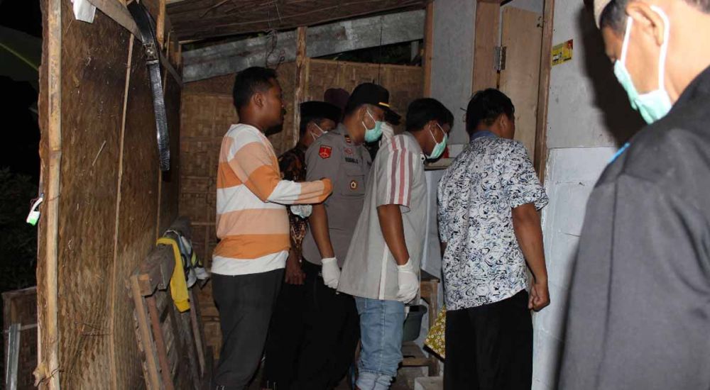 Polisi melakukan identifikasi di rumah korban