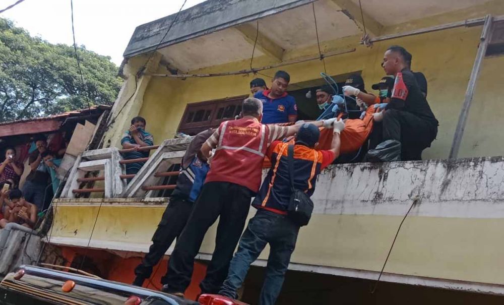 Proses evakuasi jasad pria asal Banyuwangi yang ditemukan tewas membusuk di Tandes, Surabaya