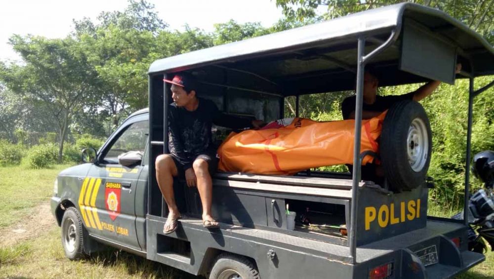 Polisi mengevakuasi mayat ke RSUD Mardi Waluyo, Kota Blitar 