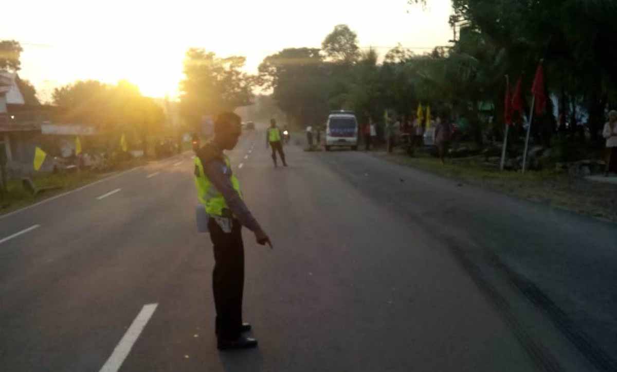 Anggota Unit Laka Satlantas Polres Ngawi menunjukkan titik kecelakaan biker tewas