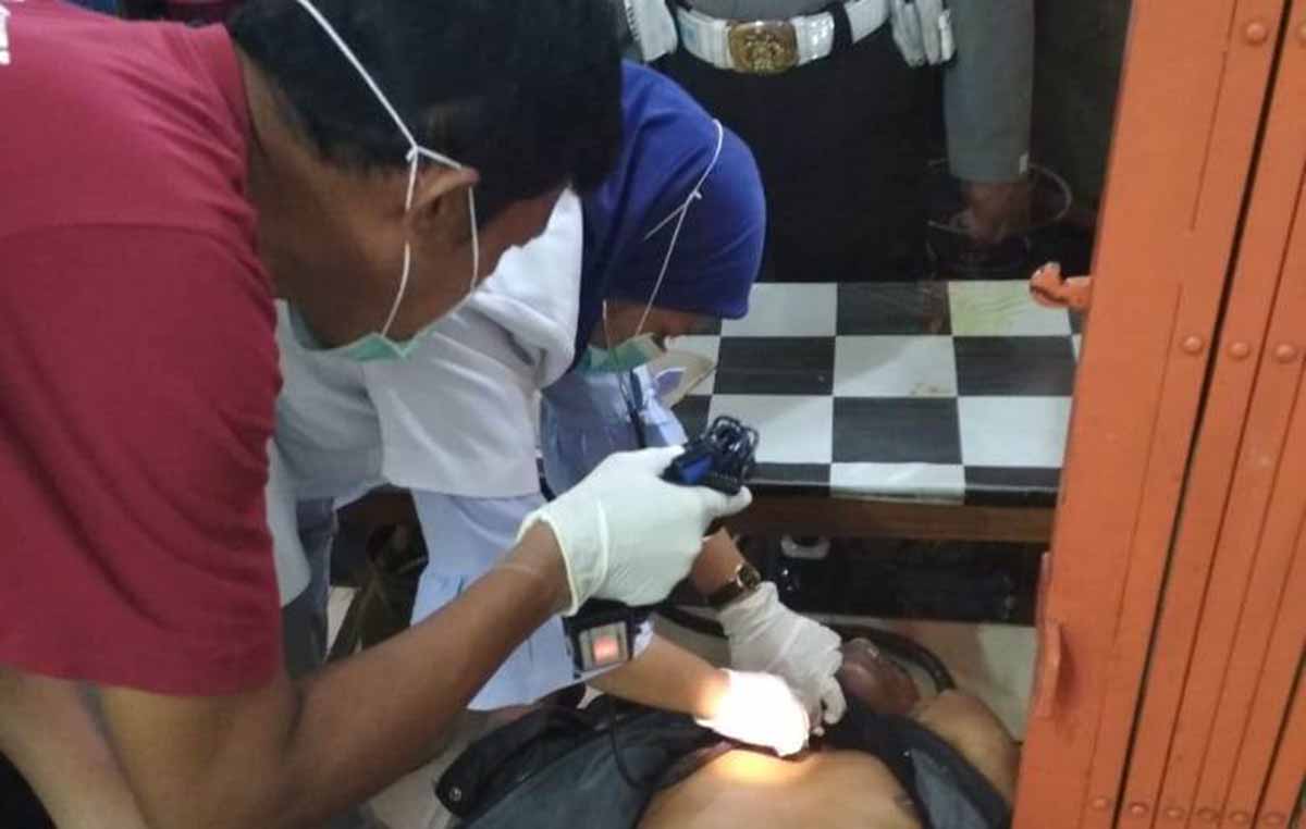 Tim medis memeriksa kondisi korban