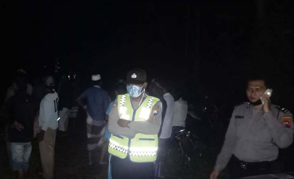 Sejumlah anggota polisi dan warga saat berada sekitar di lokasi penemuan jasad korban