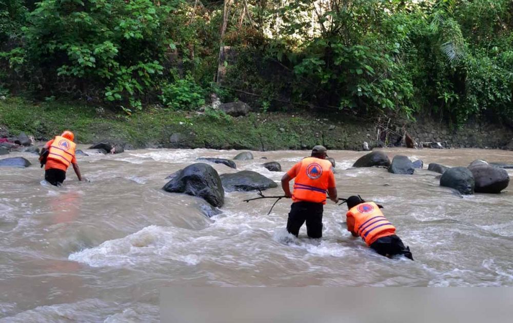 Tim dari BPBD Magetan saat melakukan pencarian perempuan yang tenggelam di sungai