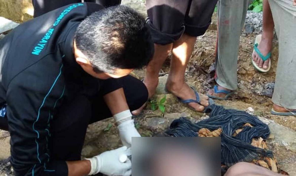 Petugas mengevakuasi jasad korban