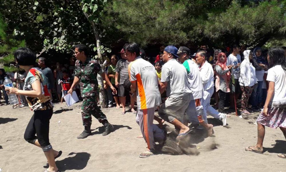 Seorang Wisatawan Pantai Serang Blitar Tewas Tergulung Ombak
