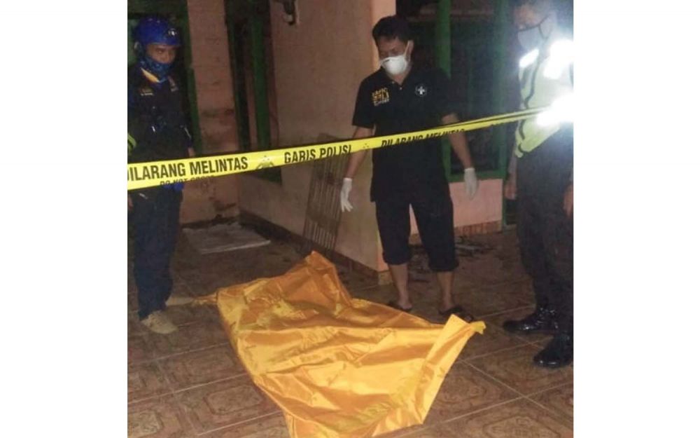 Evakuasi jasad suami yang terbakar saat istrinya menjalani karantina pencegahan Covid-19