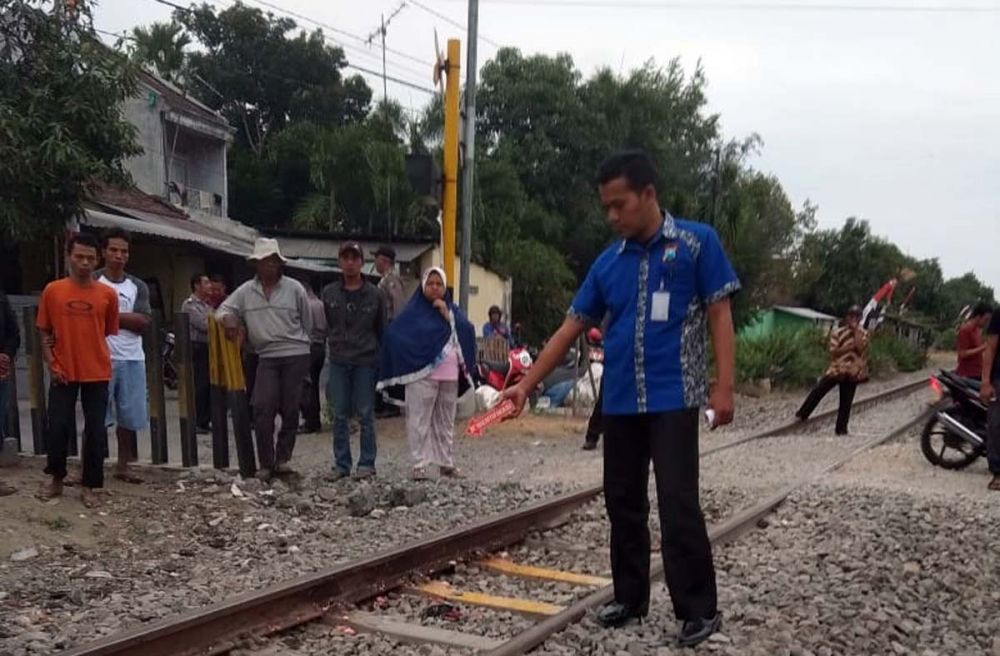 Polisi melakukan olah TKP dan identifikasi di lokasi kejadian