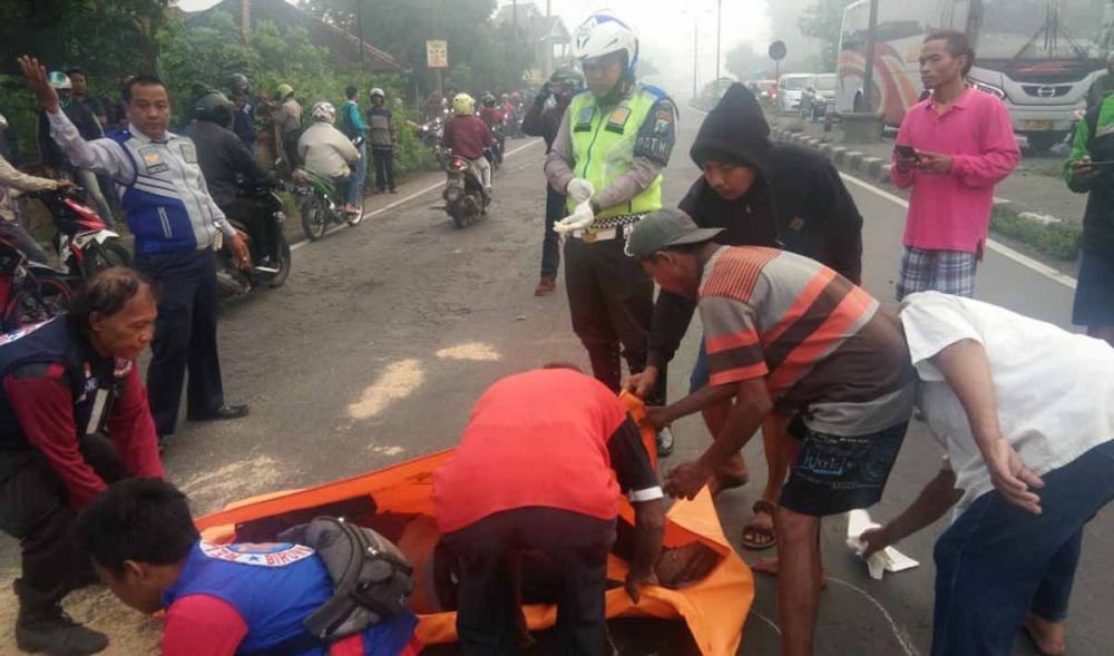 Evakuasi jasad biker yang tewas jadi korban tabrak lari di Mojokerto
