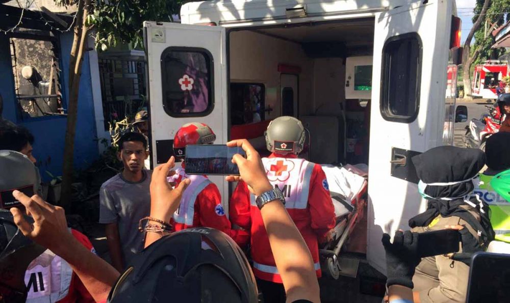 Petugas mengevakuasi jasad sang kakek yang tewas terpanggang