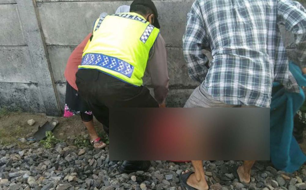 Pengendara Motor Tewas Tersambar Kereta Api di Gresik