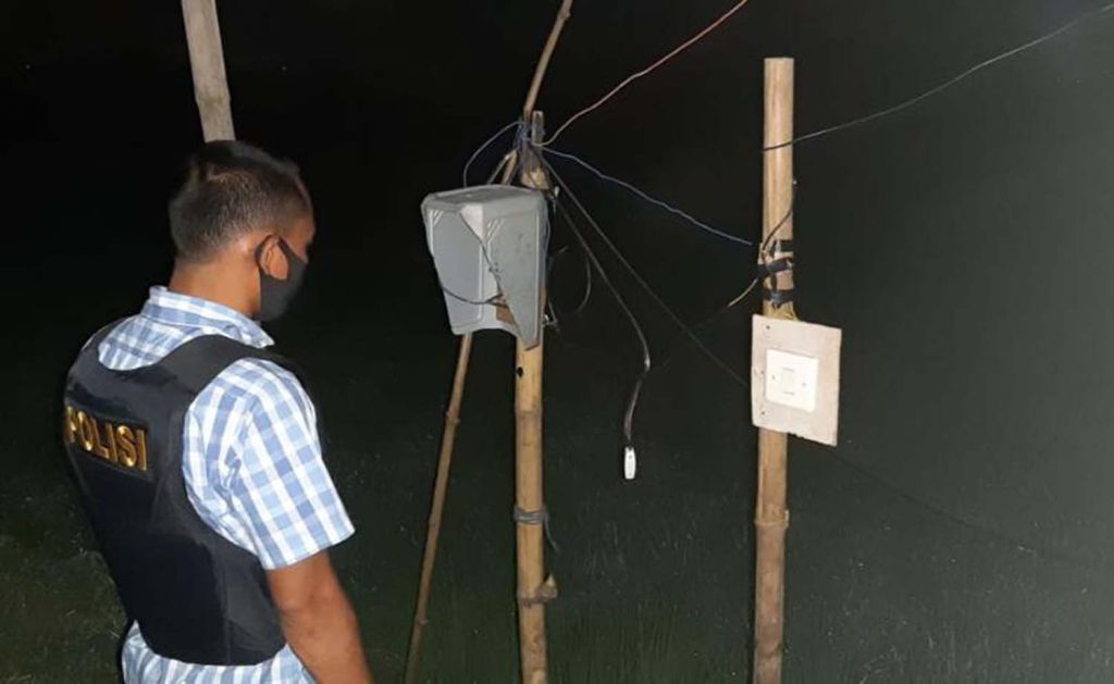 Polisi mendatangi lokasi ditemukannya korhan tewas akibat tersengat listrik jebakan tikus