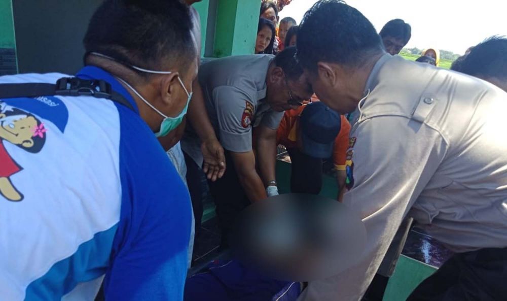 Kapolsek Rogojampi Kompol Agung Setyo Budi dan anggotanya mengevakuasi jasad korban