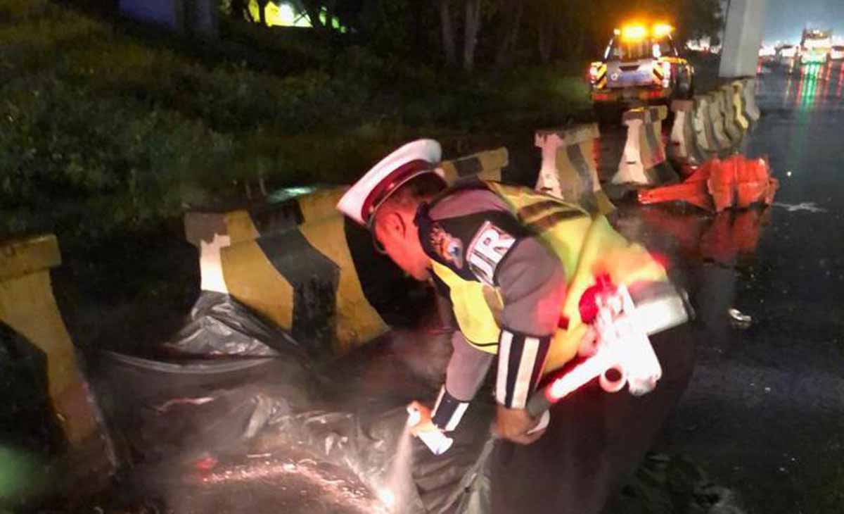 Polisi mendatangi lokasi kecelakaan tadi malam