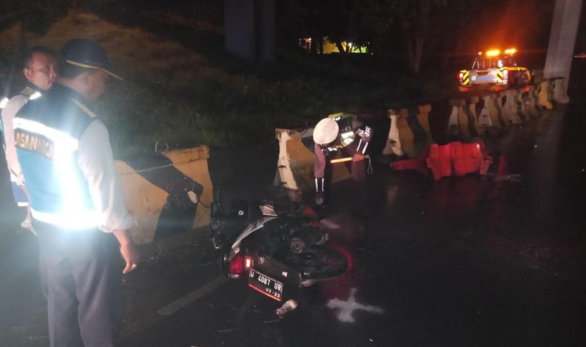 Petugas PJR Polda Jatim melakukan identifikasi dan olah TKP di lokasi kejadian