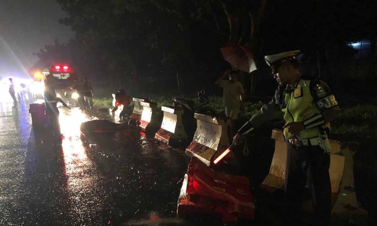 Petugas PJR Polda Jatim melakukan olah TKP di lokasi kejadian