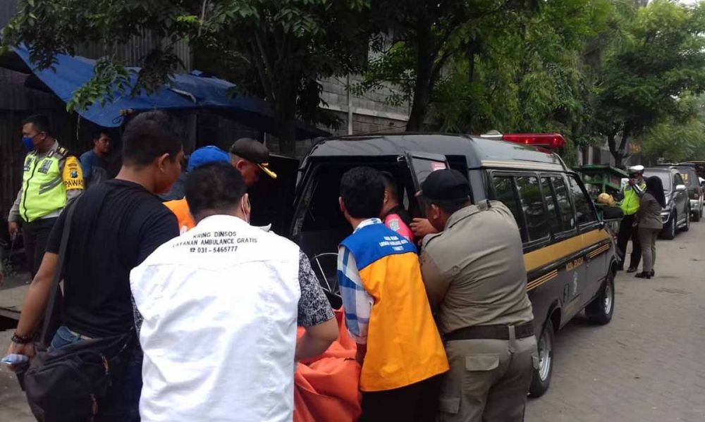 Evakuasi jasad sopir asal Lamongan yang tewas di Surabaya usai makan bakso