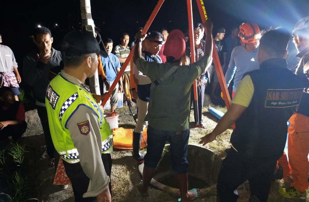 Tim SAR mengevakuasi jasad korban yang ditemukan dalam sumur