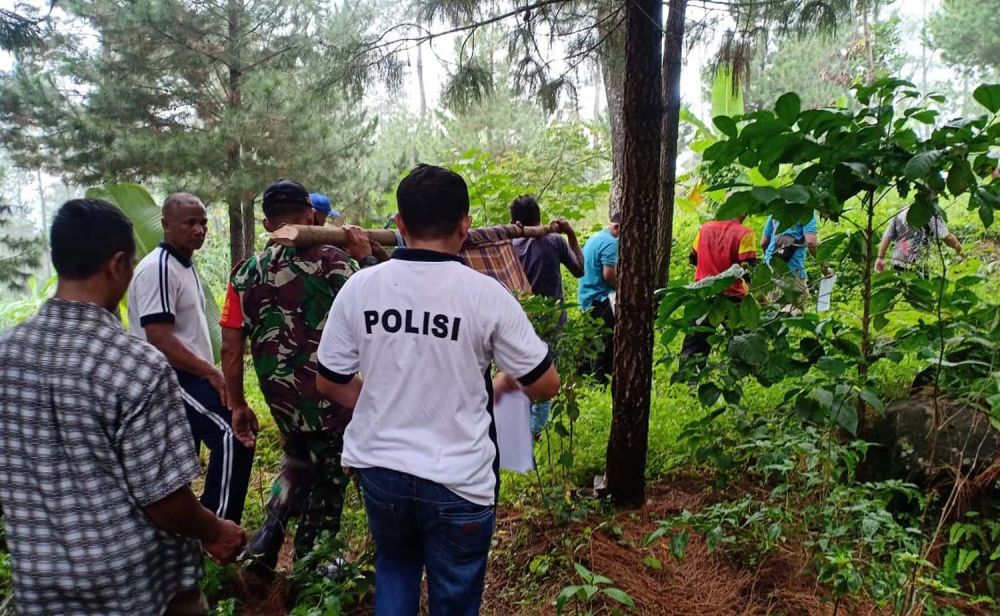 Proses evakuasi mayat pria dalam gubuk di hutan Ngawi