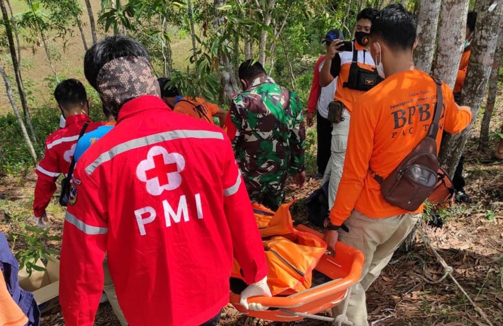 Proses evakuasi jenazah pria yang ditemukan dalam jurang