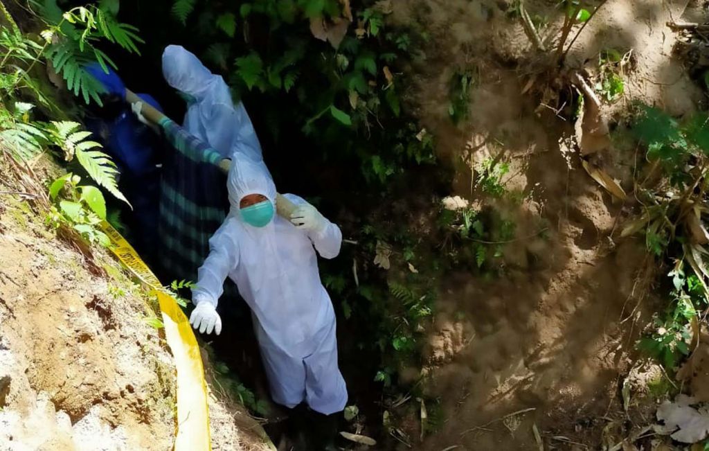 Proses evakuasi jenazah kakek yang ditemukan dalam jurang di Ponorogo