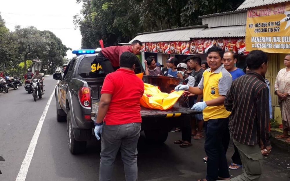 Evakuasi jasad pria asal Pasuruan yang tewas dalam konter HP di Probolinggo