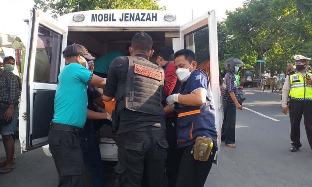 Petugas mengevakuasi jasad pria yang meninggal dalam mobil di Surabaya