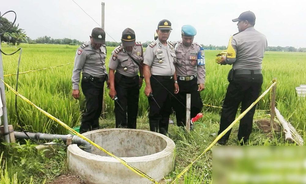 Sejumlah anggota Polsek Kartoharjo, Magetan mendatangi lokasi kejadian