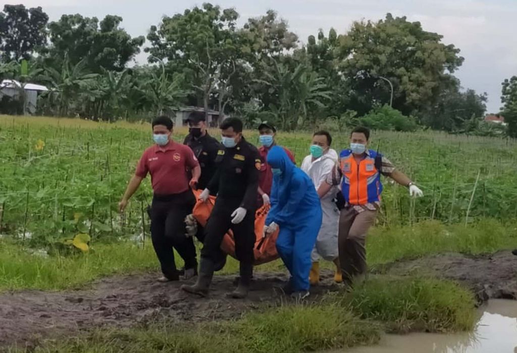 Petugas mengevakuasi jenazah remaja yang tewas di tambak