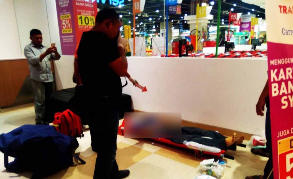 Tim Inafis Polrestabes Surabaya melakukan identifikasi pada jasad pengunjung yang tewas di Transmart Ngagel, Surabaya