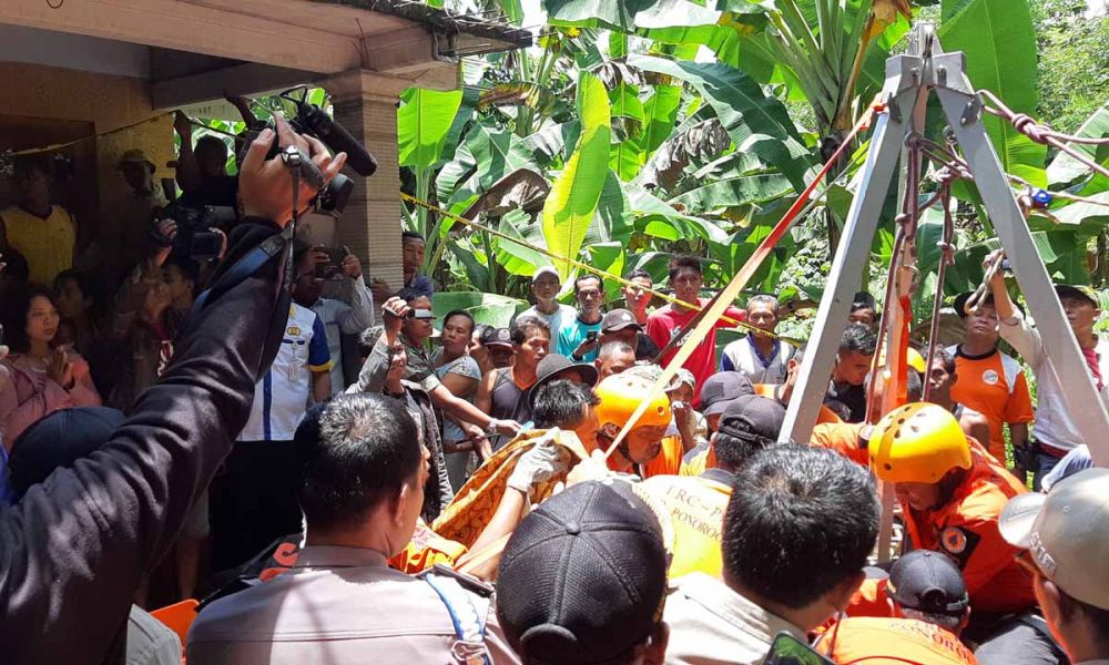 Evakuasi jasad korban dari dalam sumur