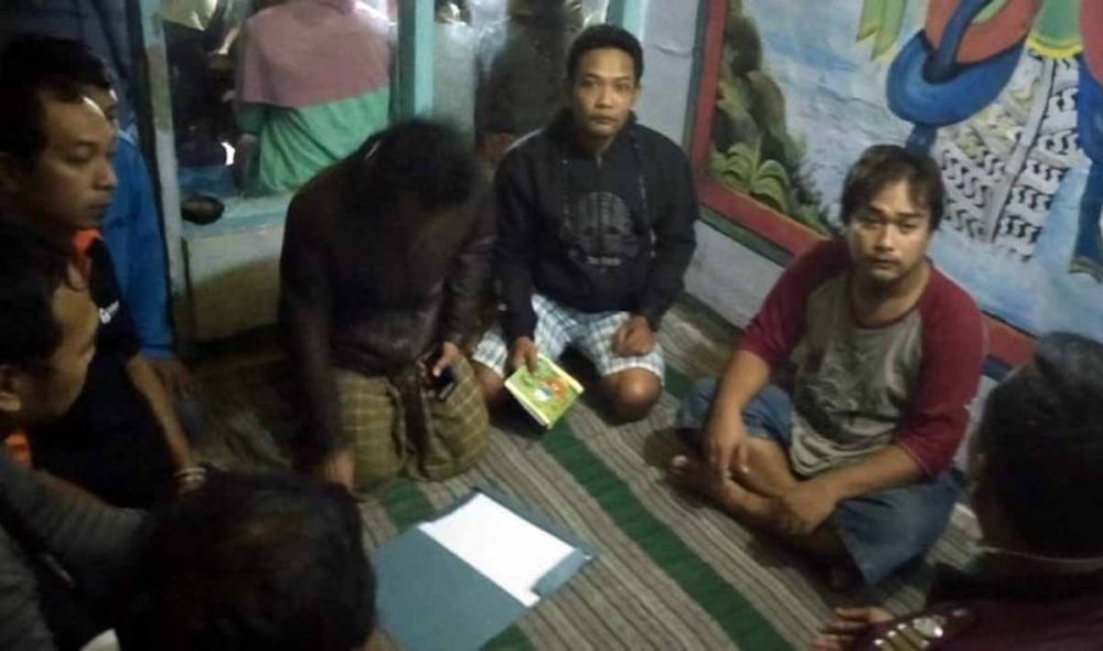 Polisi saat mendatangi rumah korban