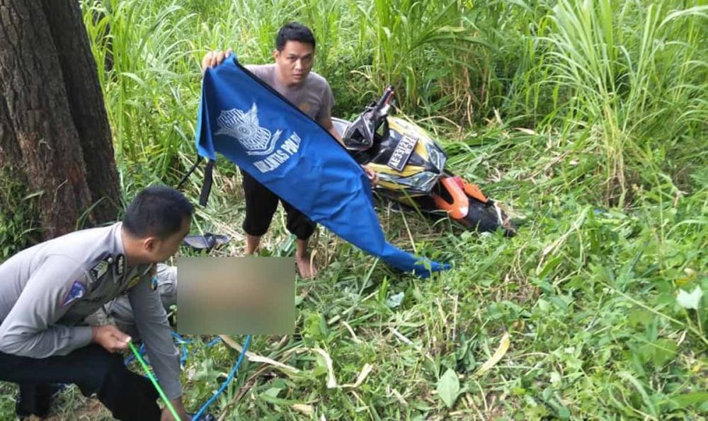 Polisi mengevakuasi jasad pengendara yang tewas