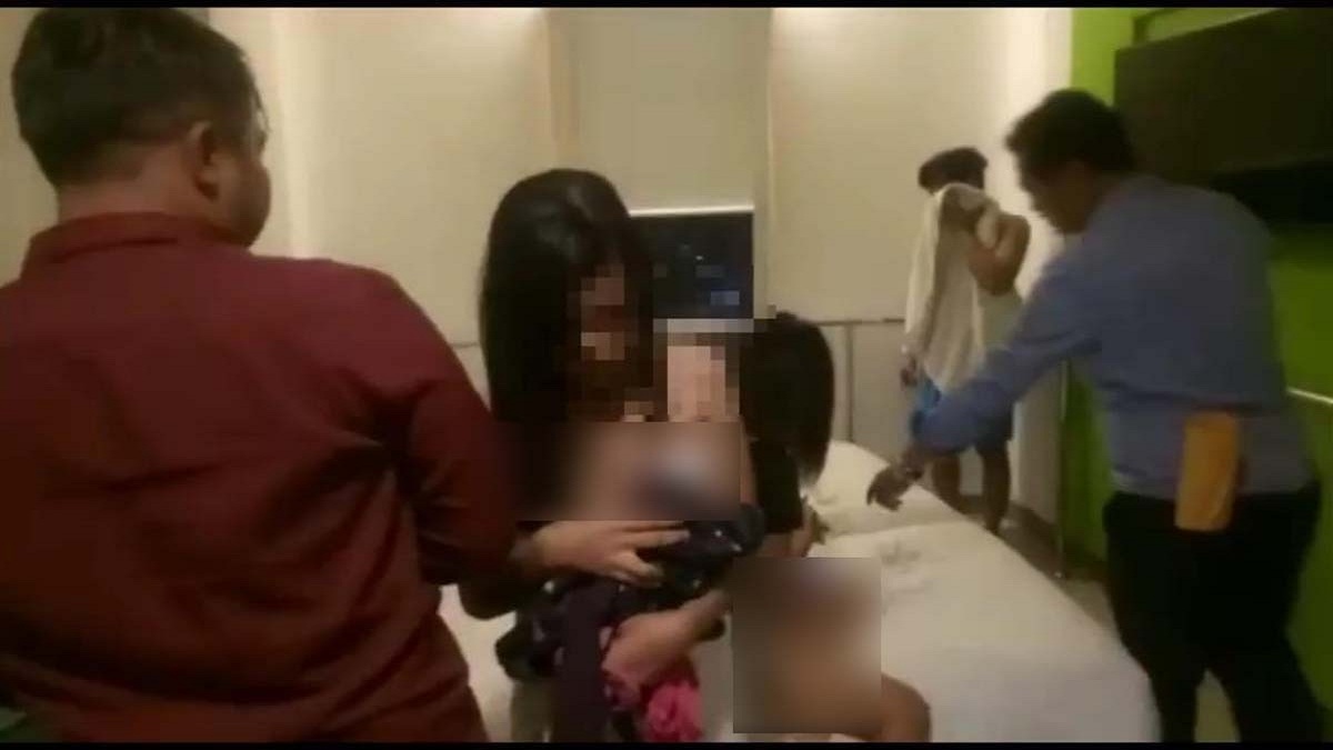 Proses penggerebekan yang dilakukan anggota Unit PPA Polrestabes Surabaya. 