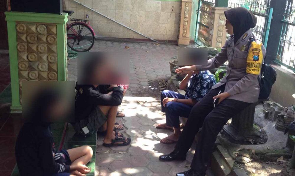 Empat pelajar yang tidur dalam satu kamar diberi pembinaan oleh anggota Polsek Babadan, Ponorogo