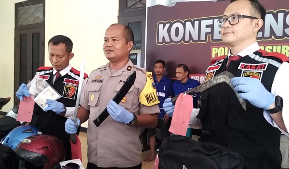 Senjata tajam yang dipakai komplotan begal sadis dibeber di Mapolres Pasuruan