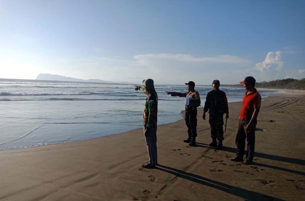 Petugas mendatangi Pantai Trianggulasi Banyuwangi