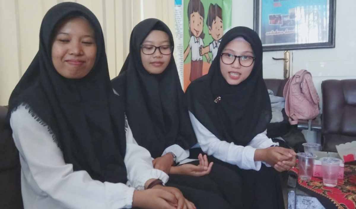 Tiga gadis penerima beasiswa Banyuwangi Cerdas yang lolos tes CPNS