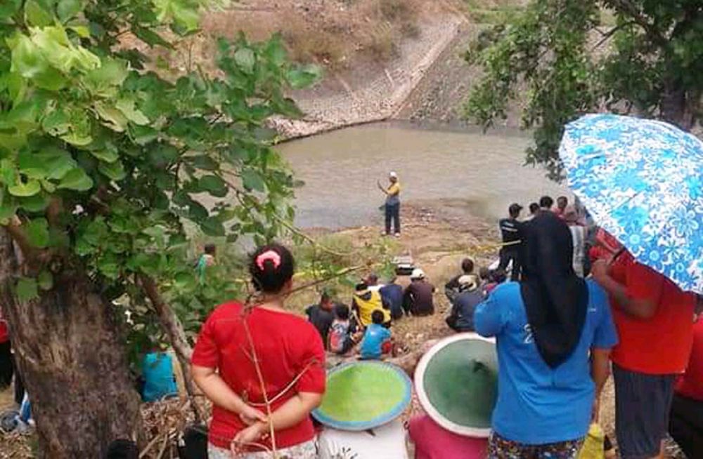 Proses pencarian tiga pekerja proyek yang tenggelam jadi tontonan warga