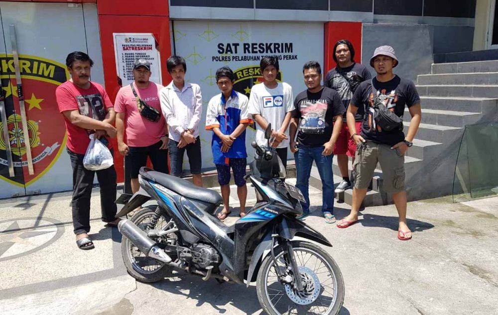 Tim Unit Resmob Satreskrim Polres Pelabuhan Tanjung Perak Surabaya menangkap tiga bandit yang mencuri motor anggota TNI