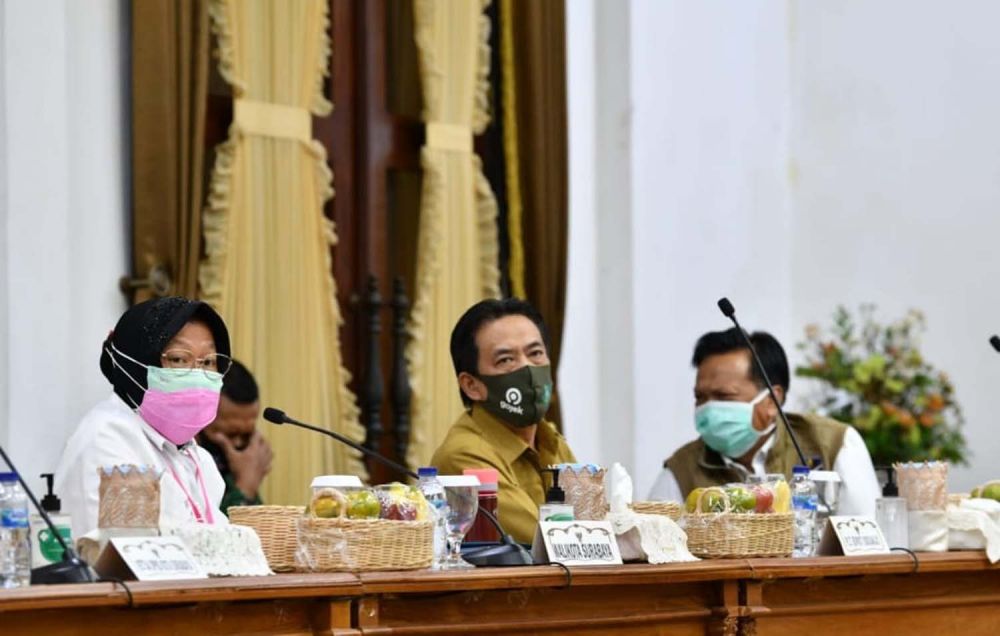 Wali Kota Surabaya Tri Rismaharini, Plt Bupati Sidoarjo Nur Ahmad Syaifudin dan Bupati Gresik Sambari Halim Radianto di Gedung Negara Grahadi