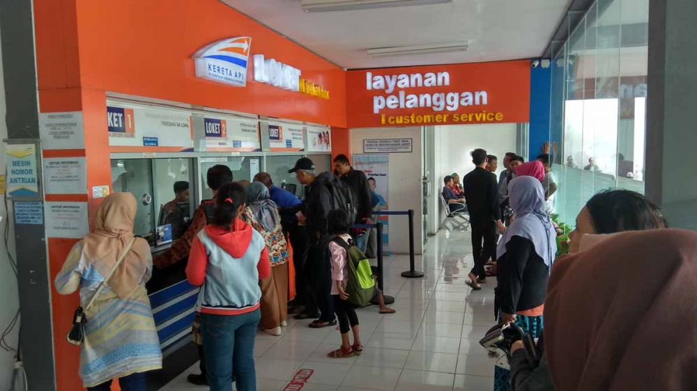 Para calon penumpang kereta api antri tiket di Stasiun Blitar