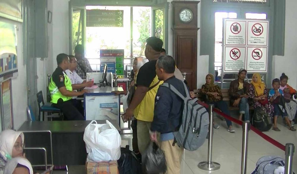 Para penumpang kereta api reguler mengantri tiket di Stasiun Tulungagung