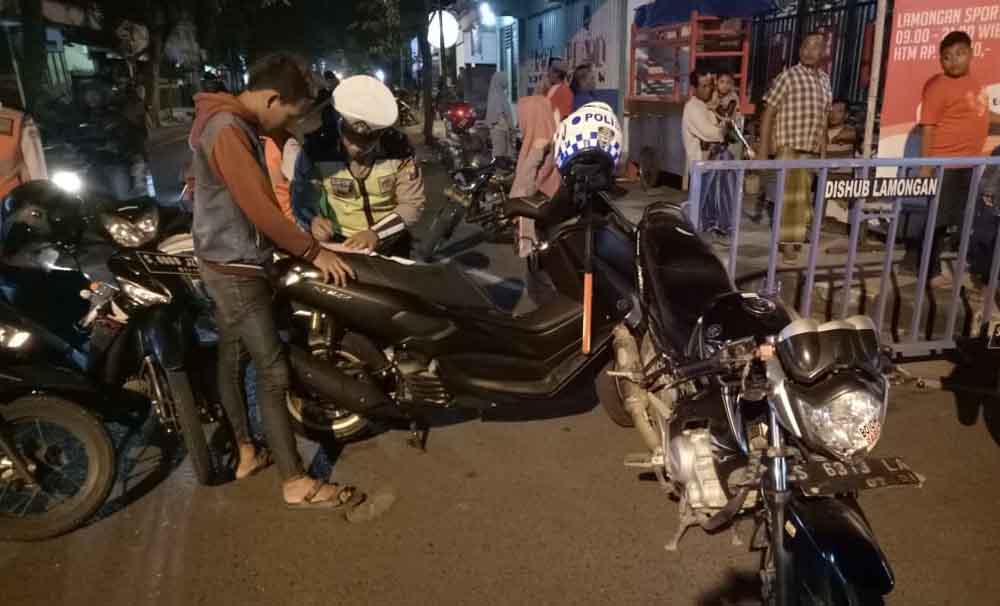Tilang yang dilakukan terhadap motor berknalpot brong oleh Polres Lamongan