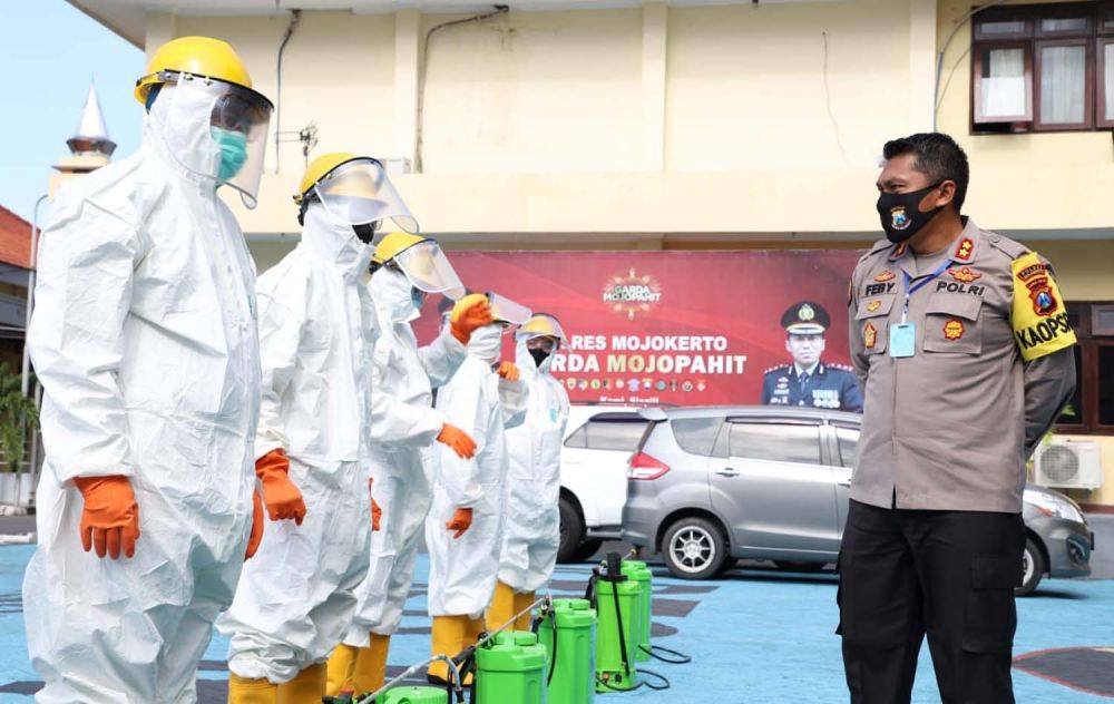 Kapolres Mojokerto AKBP Feby Hutagalung mengecek kesiapan Tim Covid Hunter